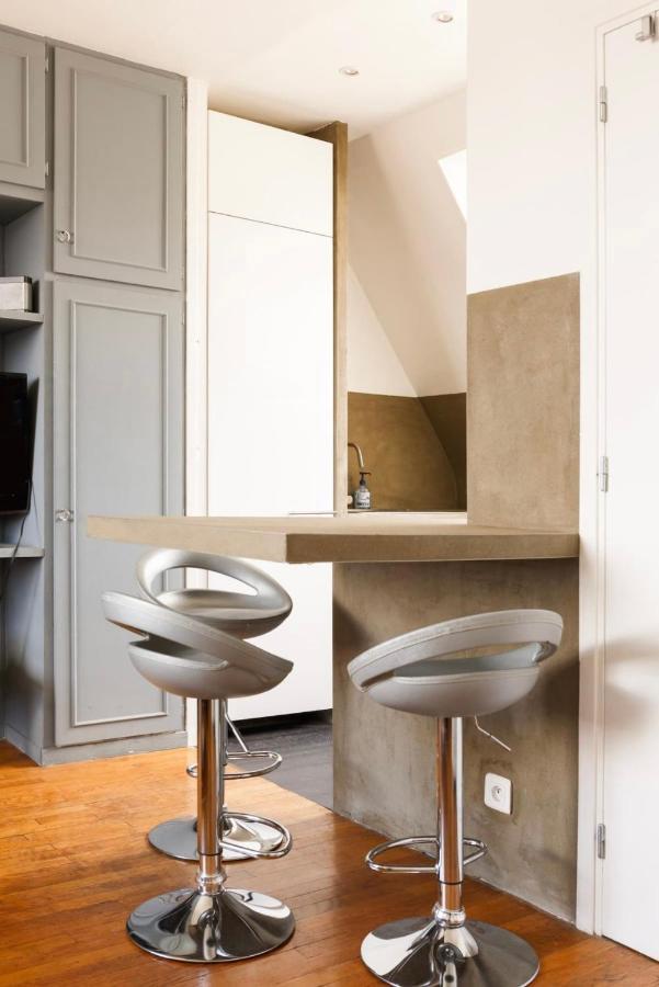Beautiful With A View Of Eiffel Tower In Center Appartamento *